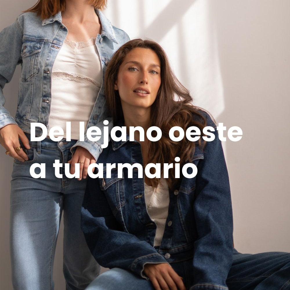 Dos chicas llevan una cazadora vaquera en dos tonos de azul, una sentada y otra de pie.