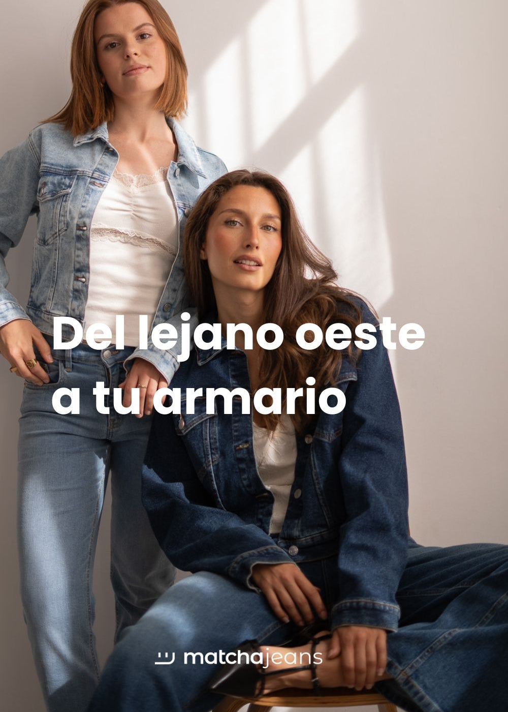 Dos chicas llevan una cazadora vaquera en dos tonos de azul, una sentada y otra de pie.