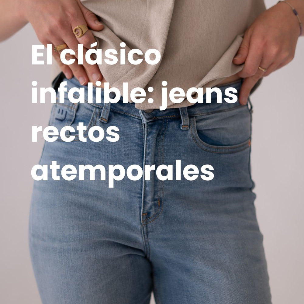 imagen plano cercano, de unos jeans azules con un chaleco beige y manos de la chica cogiendo el chaleco