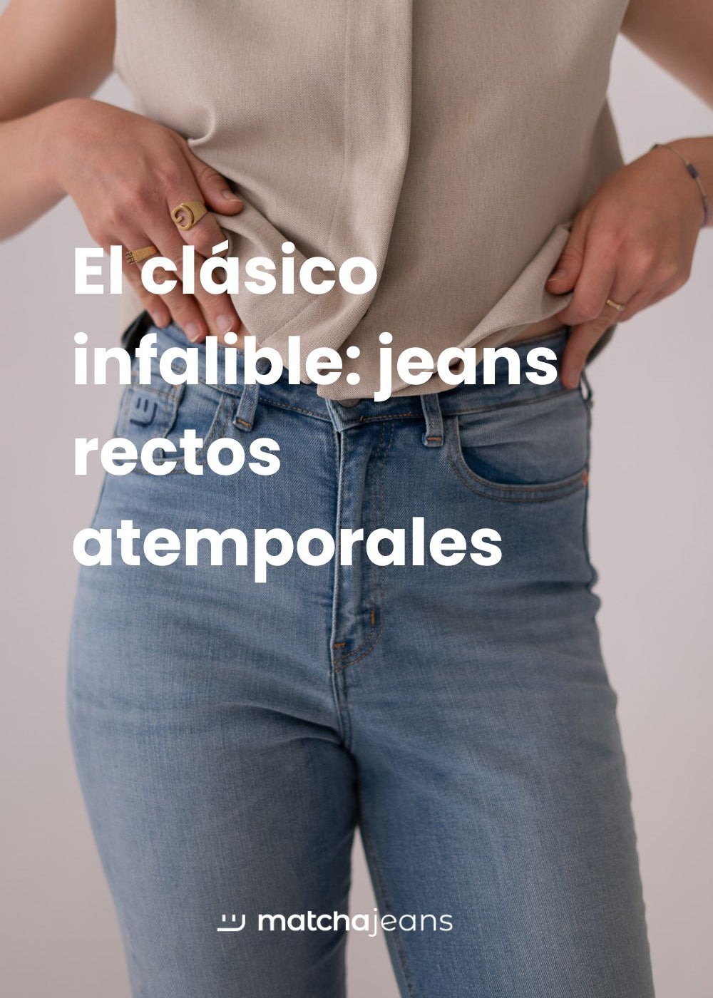 imagen plano cercano, de unos jeans azules con un chaleco beige y manos de la chica cogiendo el chaleco