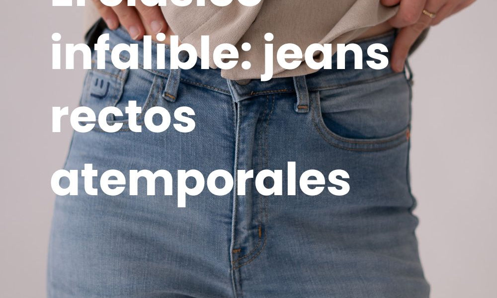 imagen plano cercano, de unos jeans azules con un chaleco beige y manos de la chica cogiendo el chaleco