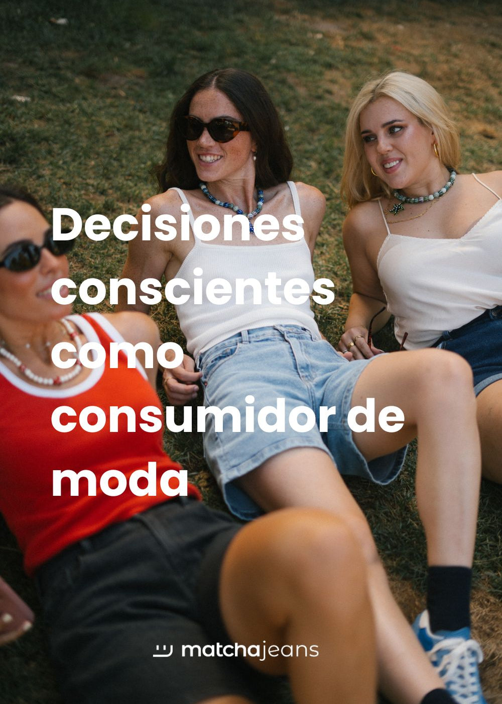 grupo de 3 amigas sentadas en el césped, todas visten pantalones cortos y dos de ellas llevan gafas de sol