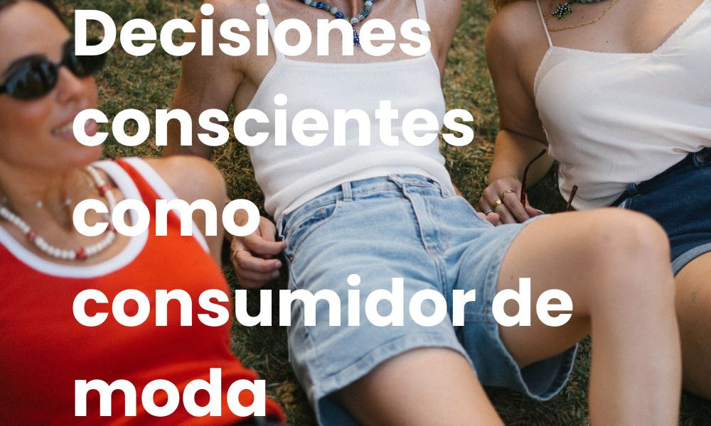 grupo de 3 amigas sentadas en el césped, todas visten pantalones cortos y dos de ellas llevan gafas de sol