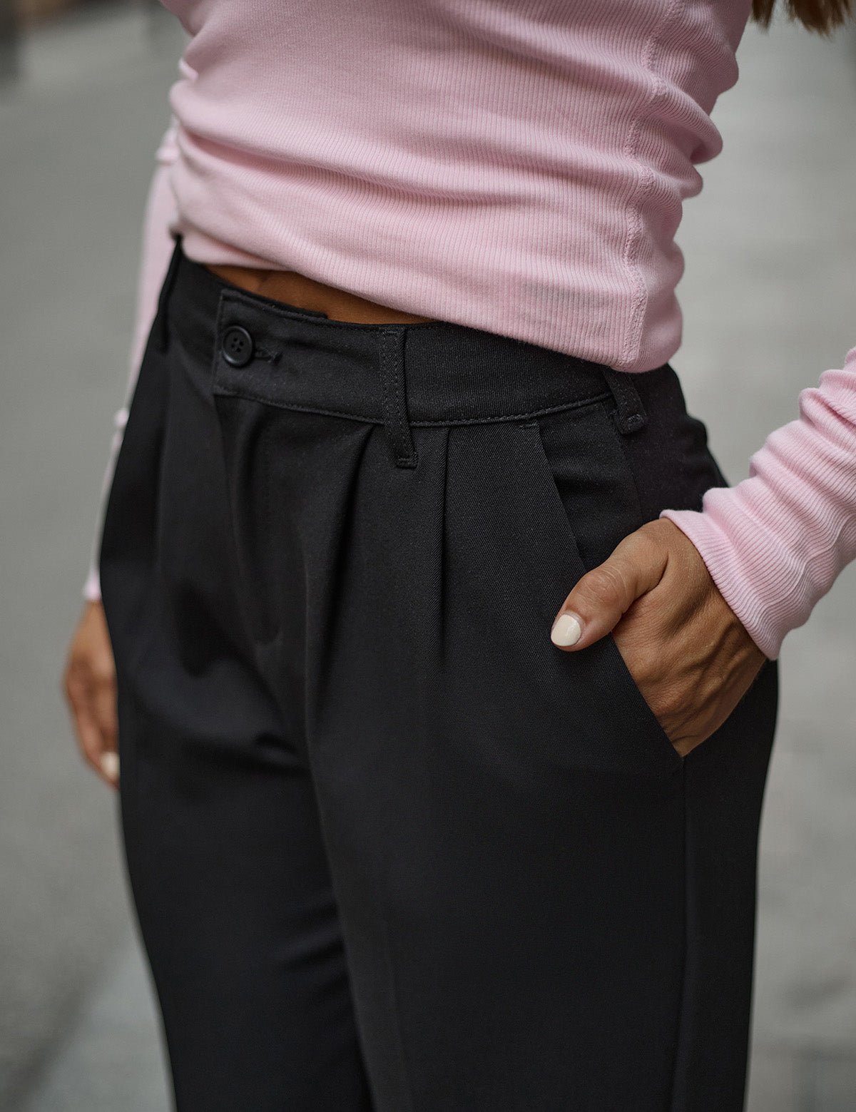 MOM TAILORED PLEATED TROUSERS - BLACK